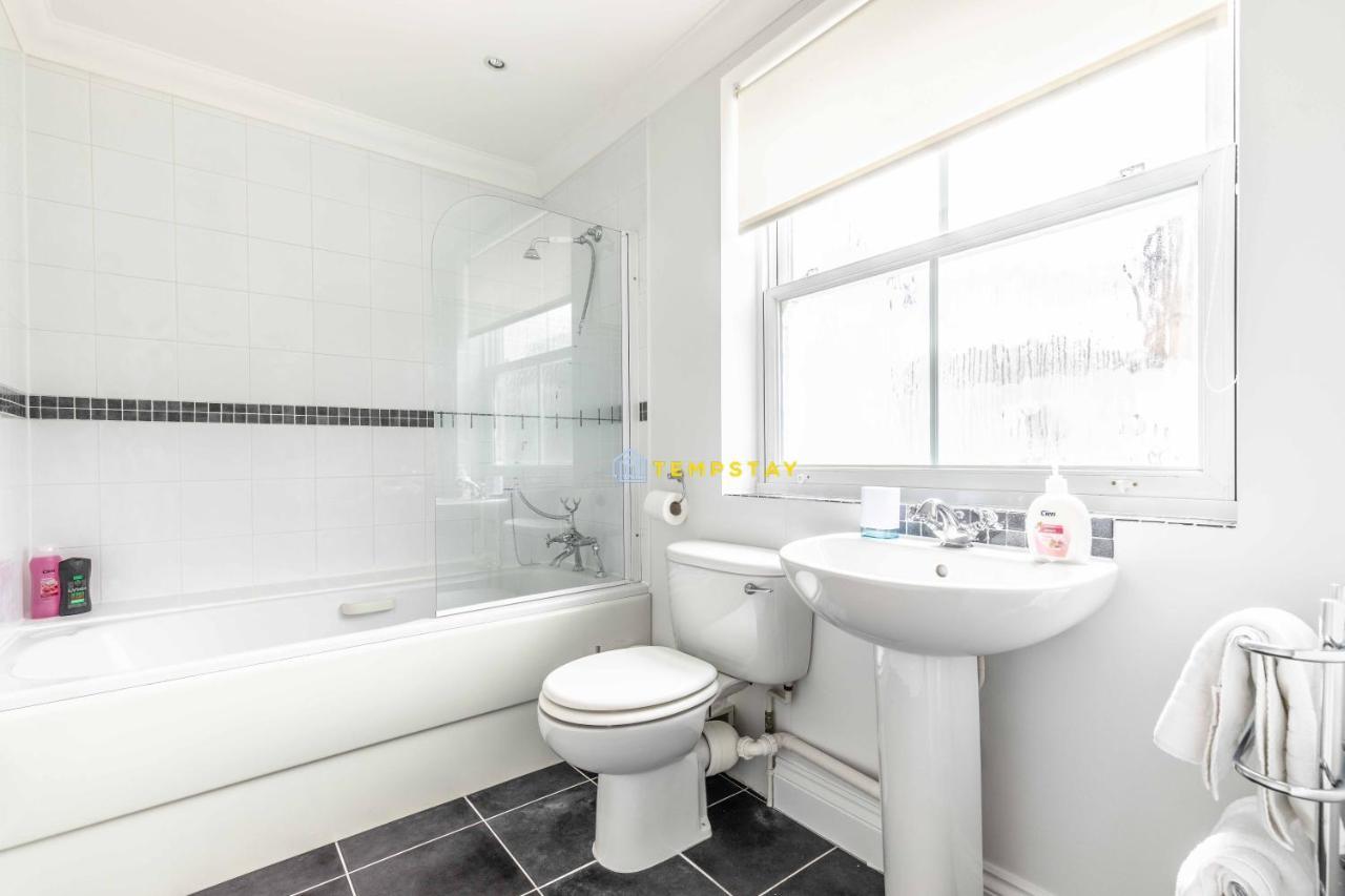 Perfect Spot In Central Windsor & Free Parking! Esterno foto